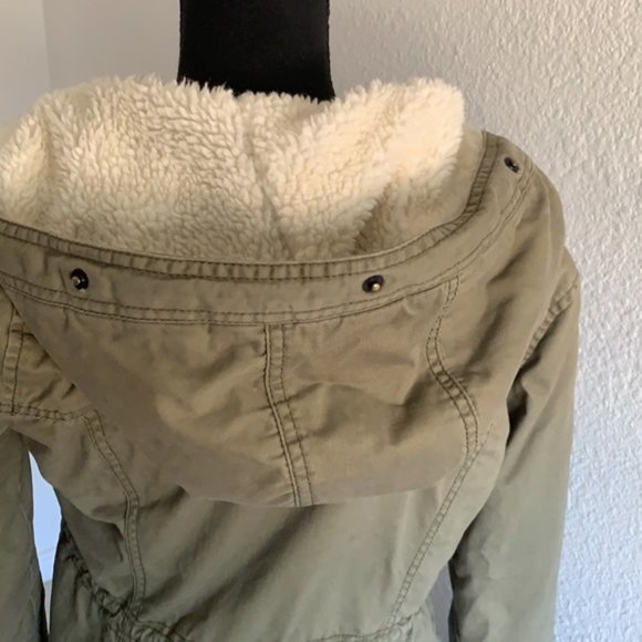 HOLLISTER ARMY GREEN SHERPA LINED PARKA - Picture 1 of 4